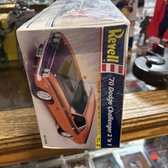 Revell 1970 Dodge Challenger T/A 2 ‘n 1 1/24 Scale Plastic Model Car Kit 85-2596