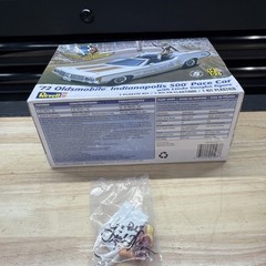 Revell ’72 Oldsmobile Indianapolis 500 Pace Car w/Linda Vaughn Figure Model Kit.