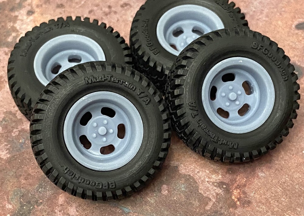 1/24 Scale: 18-Inch “Off-Road 5 Slot Mags” Wheels W/ Mud Tires;Jeep, Resin 1/25