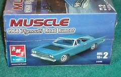 AMT 1968 PLYMOUTH ROAD RUNNER PLASTIC MODEL KIT 1/25 SKILL LEVEL 2