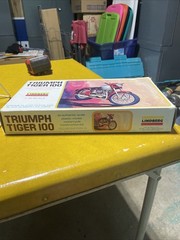 Lindberg Triumph Tiger 100 Motorcycle 1:16 Plastic Model Kit 2403 Nos