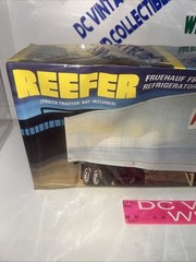 SKILL 3 MODEL KIT FRUEHAUF FB 40′ REEFER TRAILER “WATKINS” 1/25 BY AMT AMT1421