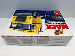 AMT 1:25 Scale Mack Cruise Liner Cabover Truck Ryder Sealed Inside Model Kit