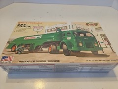 Atlantis White Fruehauf Gas Truck Sinclair / US Army 1:48 model kit 1402. New.