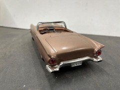 C16 Amt 1957 Ford Thunderbird vintage built model 1/25.
