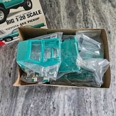 Lindberg Toyota 4×4 Pickup Truck 1/20 Scale Plastic Model Kit 72506 – Open box
