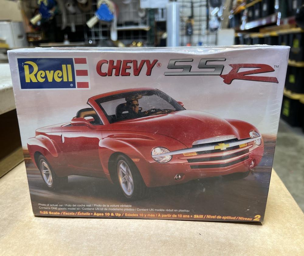 Chevy SSR Revell 85-7691 1:25 (new, factory sealed)