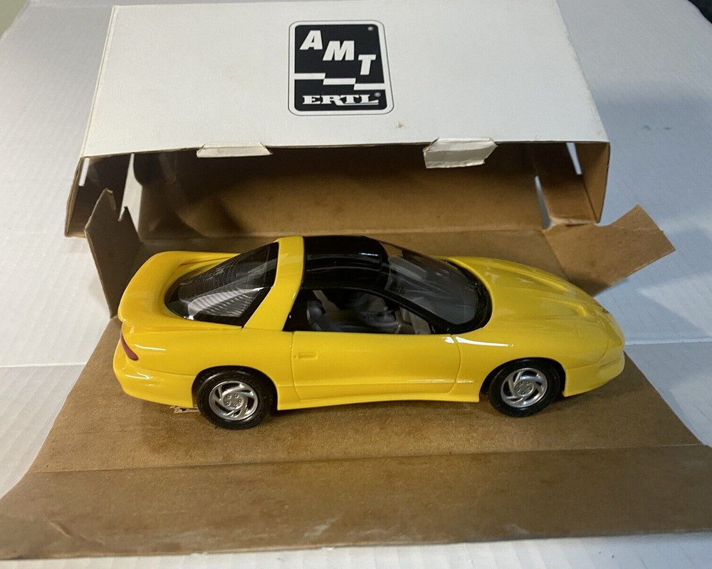AMT/ERTL 1994 DODGE VIPER RT/10 Dandelion Yellow Pearlcoat Plastic NIB