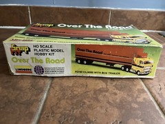 Lindberg Snap Fit Over The Road Ford CL9000 W/box Trailer 1:87 Scale