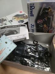 ’32 FORD ROADSTER (Revell open-bagged) ’25 FORD MODEL-T (amt•factorysealed) 1/25