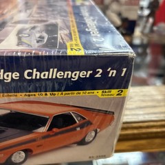 Revell 1970 Dodge Challenger T/A 2 ‘n 1 1/24 Scale Plastic Model Car Kit 85-2596
