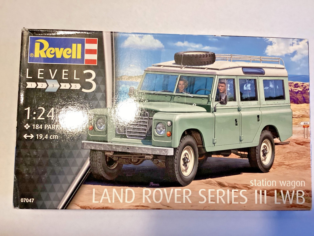 Revell Land Rover model kit. 1/24 scale. Parts are in sealed bags.