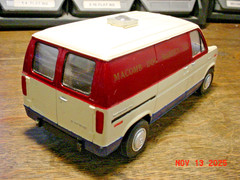AMT 1977 Ford Econoline Van 1/25 Built Model UPRM