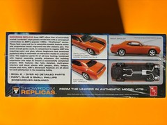 2008 DODGE CHALLENGER SRT8 COUPE MODEL KIT AMT ROUND 2 1/25 SCALE NEW COOL LOOK!