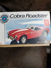 AMT Modern Classic Cobra Roadster 1:25 Scale Skill Level-2 Open Box but Complete
