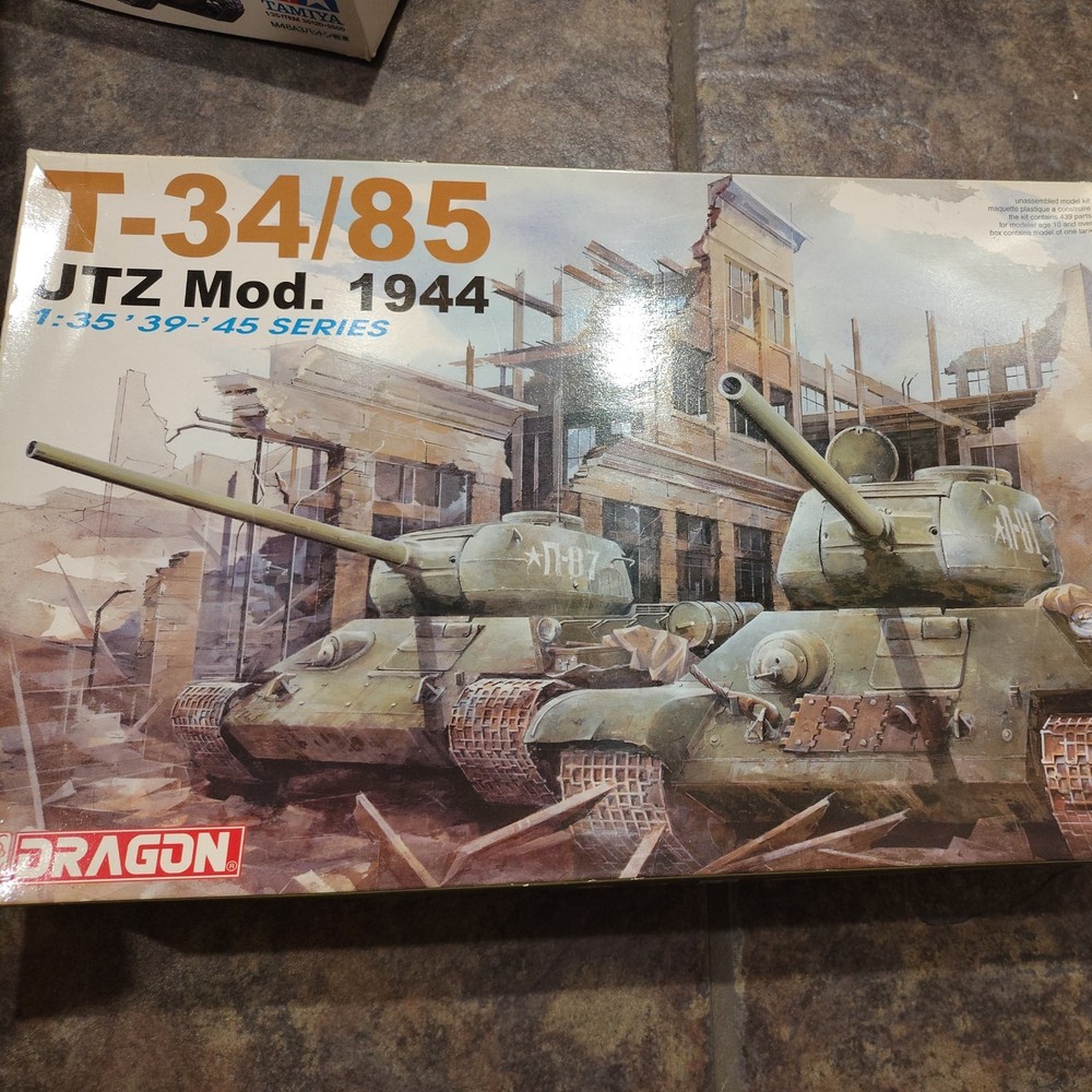 DRAGON 6203 1/35 WW.II T-34/85 UTZ Mod. 1944 w/Tracks Model Kit