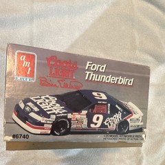 AMT Ertl Ford Thunderbird Bill Elliott 1:25 NASCAR Model Kit 6740 Plastic