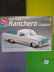AMT ERTL 1961 FORD RANCHERO CUSTOM 1/25 SCALE MODEL KIT *OPEN BOX*