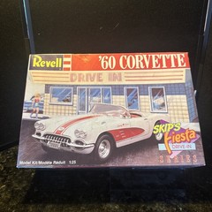 Revell 1960 Chevrolet Corvette 1:25 scale OPEN & ALMOST COMPLETE