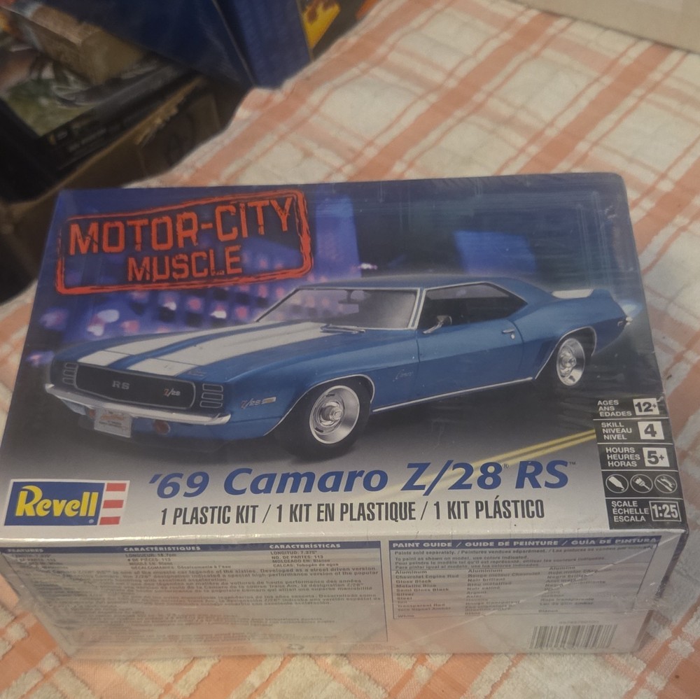 Revell Motor City Muscle ’69 Camaro Z/28 RS 1:25 Plastic Model Car Kit 12+