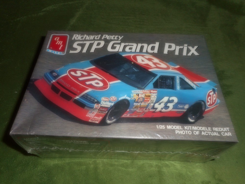AMT ERTL 6728, 1/25 RICHARD PETTY STP GRAND PRIX PLASTIC MODEL KIT