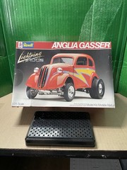 Revell Anglia Gasser Lightning Rods 1:25 Plastic Kit Opening Parts 7106