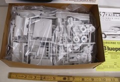 AMT 1957 FORD FAIRLANE 500 1:25 CAR MODEL KIT BOXED 8028 UNTOUCHED