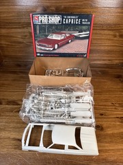 AMT Pro Shop 1976 Chevy Caprice w/ Trailer Kit