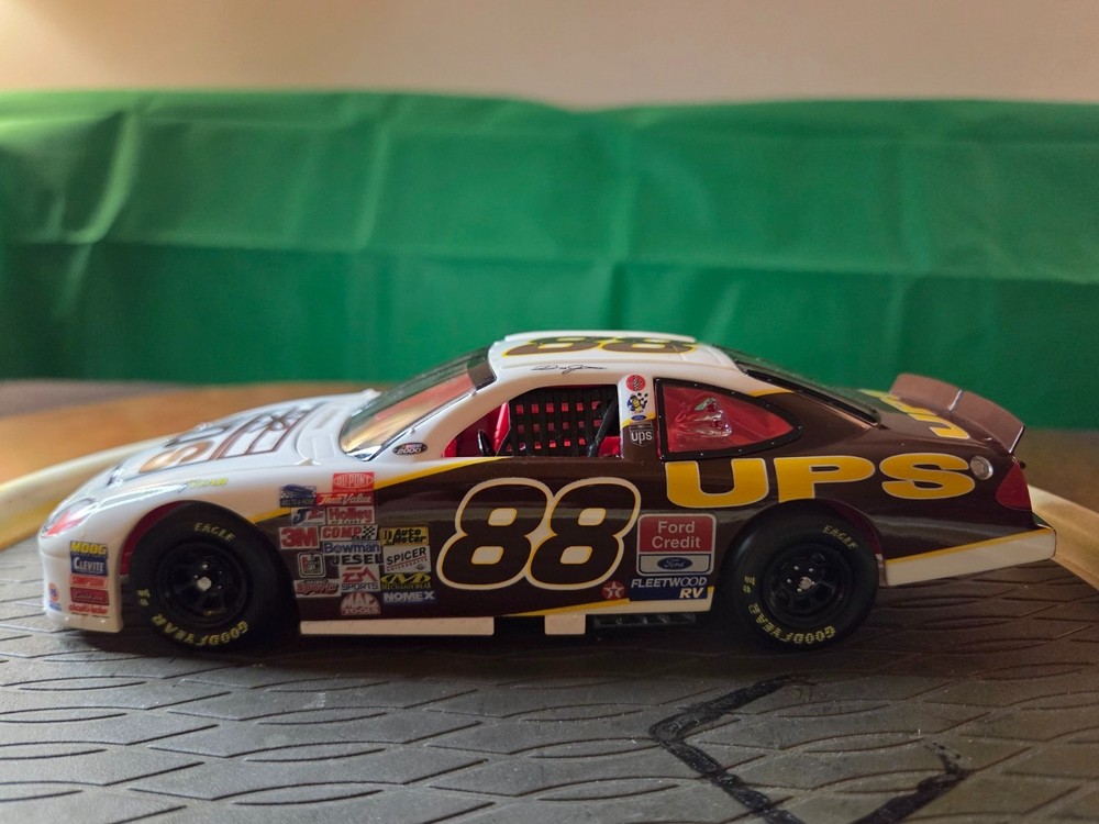 1/24 Dale Jarrett #88 UPS Ford Taurus NASCAR Robert Yates Racing
