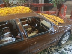 WRECKED FORD TAURUS SHO IN CORNER JUNKYARD DIORAMA SCENE !! COOL DETAILS