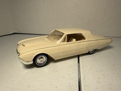 Vintage 1962 Ford Thunderbird 2 Door Hardtop Dealer Promo Car Model 1:25 AMT