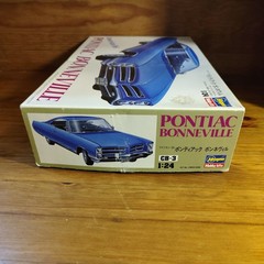 Hasewaga American 66 Pontiac Bonneville 1/24 Scale Model Kit – Open Box