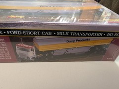 Lindberg SnapFit 1/87 HO Scale Ford CL-9000 Truck Milk Dairy Tanker Transporter