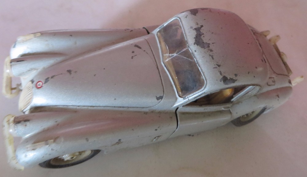 Jaguar XK120 (1948 ) Burago Vintage Child Toy Model Car Made in Italy Scale 1/24