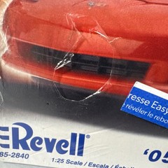 Revell 2840 2005 Corvette C6 1:25 Scale Model Kit unopened dented box