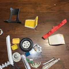 Vintage Lot Of Plastic Model Car Parts And Pieces (Lot Jy492)