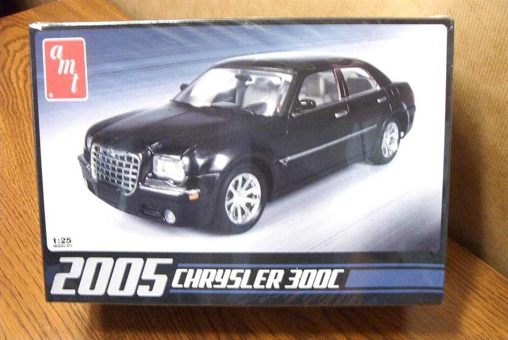 AMT 2005 CHRYSLER 300C MODEL KIT 1/25 SCALE