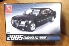 AMT 2005 CHRYSLER 300C MODEL KIT 1/25 SCALE