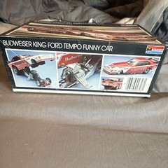 Monogram Budweiser King Ford Tempo Funny Car 1:24 Kenny Bernstein Kit 2726