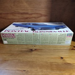 Hasewaga American 66 Pontiac Bonneville 1/24 Scale Model Kit – Open Box