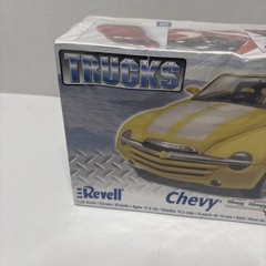Revell Trucks Chevy SSR Kit # 85-7206 Factory Sealed Box Wear 1:25