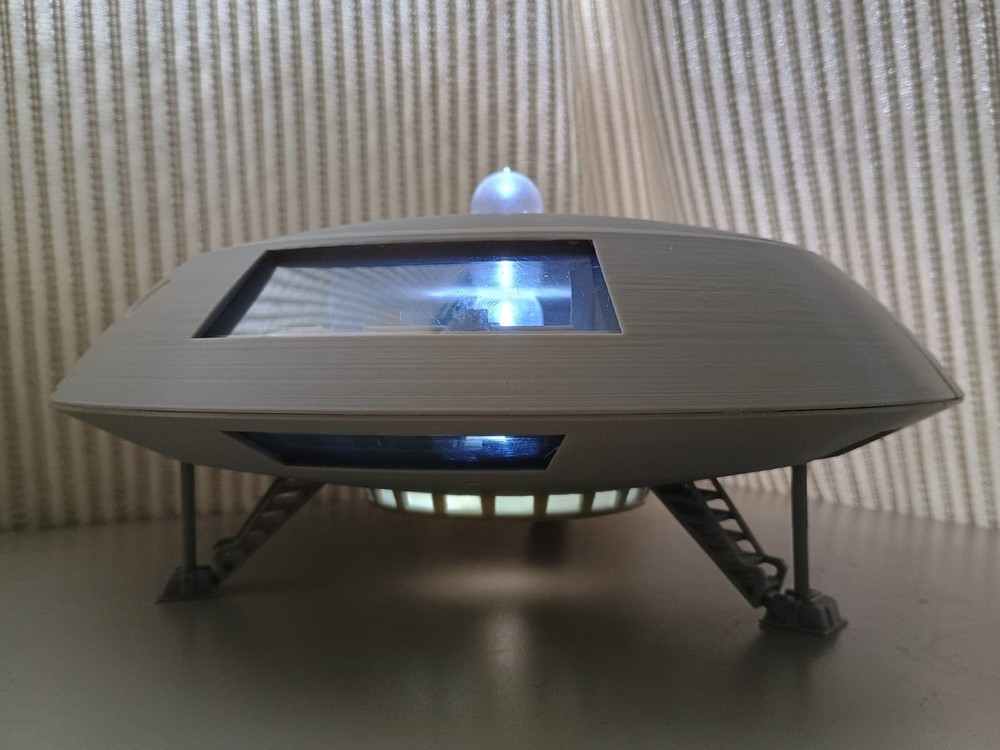 Lost in the Space Jupiter 2 polaris 8 inches model with lights and open gates