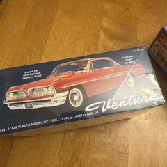 Moebius Models 1961 Pontiac Ventura 1:25 Model Kit #1211