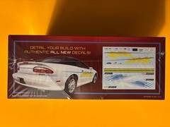 1996 CHEVROLET CAMARO Z28 CONVERTIBLE MODEL KIT 1/25 SCALE AMT ROUND 2 NEW LOOK!