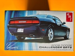 2008 DODGE CHALLENGER SRT8 COUPE MODEL KIT AMT ROUND 2 1/25 SCALE NEW COOL LOOK!