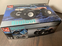 2006 – AMT ERTL – BIGFOOT MONSTER TRUCK – MODEL KIT – 1:25 – RED WHITE AND BLUE