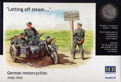 1/35 German Motorcyclists WW 2 “Letting off steam…” Master Box 3539 Model kit