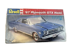 VINTAGE 1994 REVELL 1:25 SCALE ” 1967 PLYMOUTH GTX HEMI ” PLASTIC MODEL KIT 7359