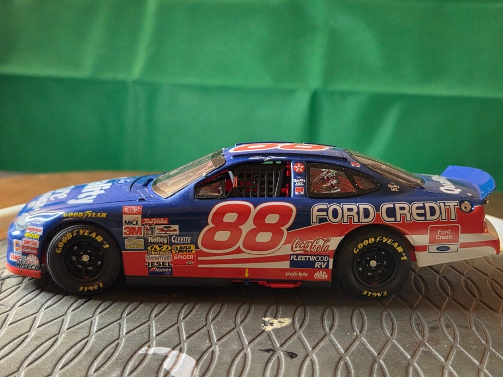 1/24 Dale Jarrett #88 Ford Credit Quality Care Ford Taurus NASCAR