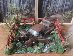 1957 CHEVY RUSTY JUNKER IN CORNER JUNKYARD DIORAMA SCENE /OPENING DOORS/TRUNK !!